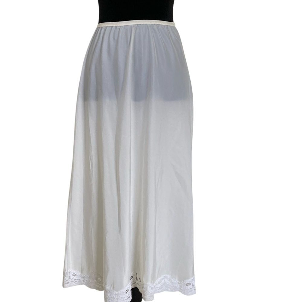Vintage Womens 1/2 Slip L‎ Creamy White Lace Trim Feminine Girly Classic - Picture 1 of 8